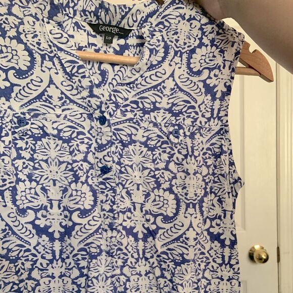 Blue and White Printed Sleeveless Blouse - Picture 4 of 4